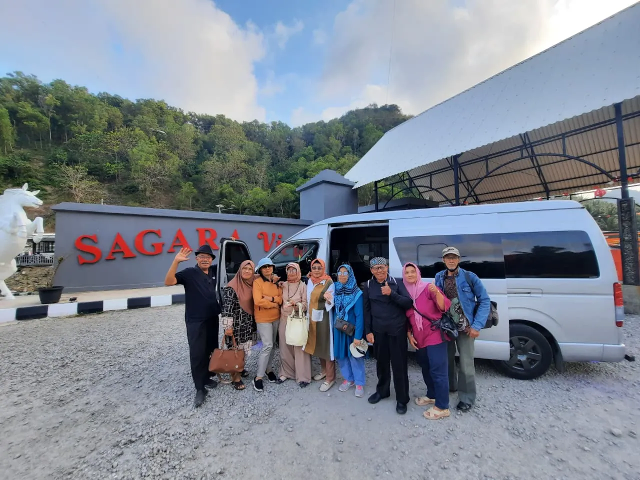3 Day City Tour Hiace Premio 14 Seat